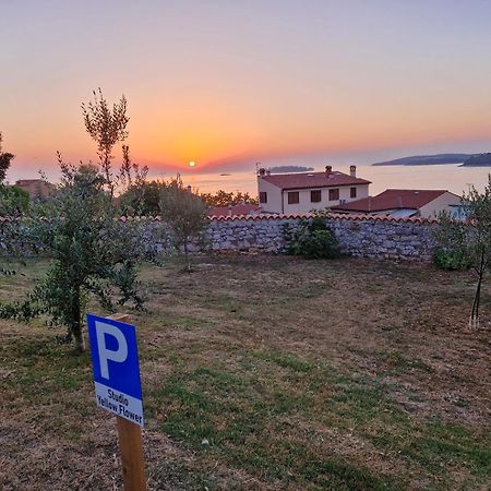 Studio Yellow Flower Rovinj Exterior photo