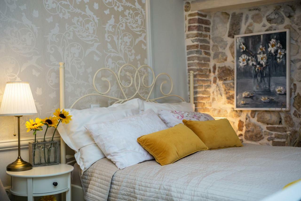 Studio Yellow Flower Rovinj Exterior photo