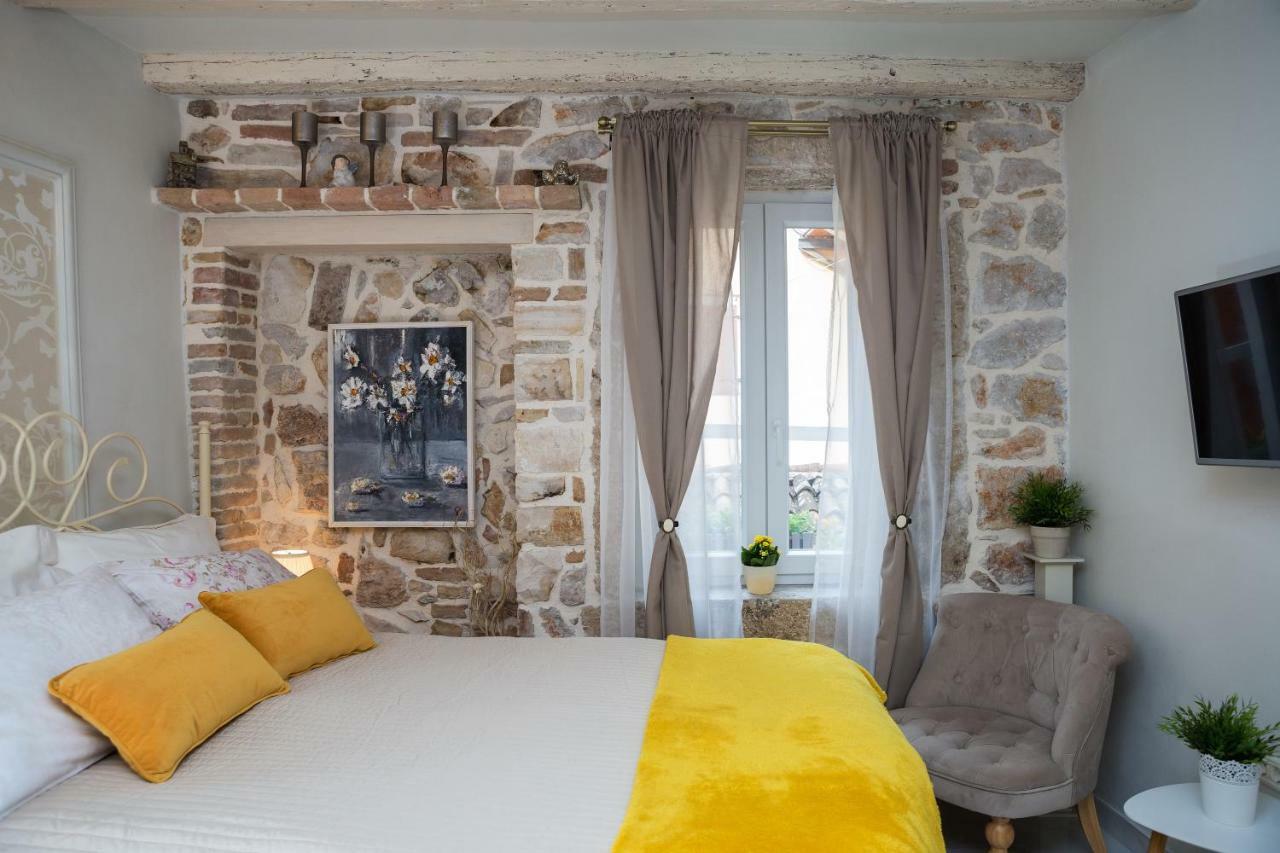 Studio Yellow Flower Rovinj Exterior photo