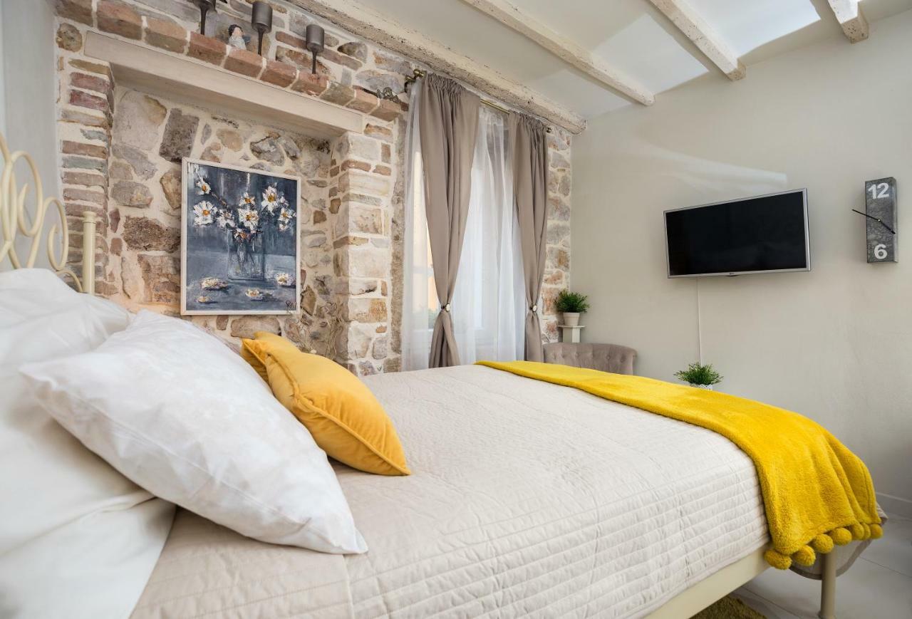 Studio Yellow Flower Rovinj Exterior photo