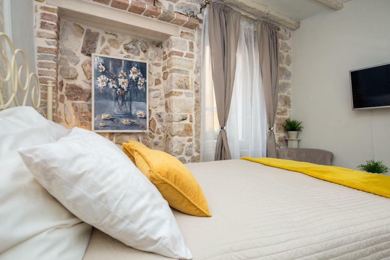Studio Yellow Flower Rovinj Exterior photo